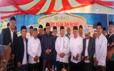 Lautan Jamaah Padati Tabligh Akbar di STIT Mamba’ul Hikam PALI, KH. Anwar Zahid Kupas Empat Tipologi Anak